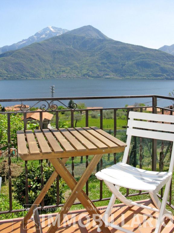 In collina appartamento con vista lago Musso 3