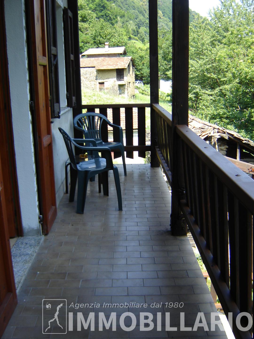 Casa con terreno in collina Dongo 6