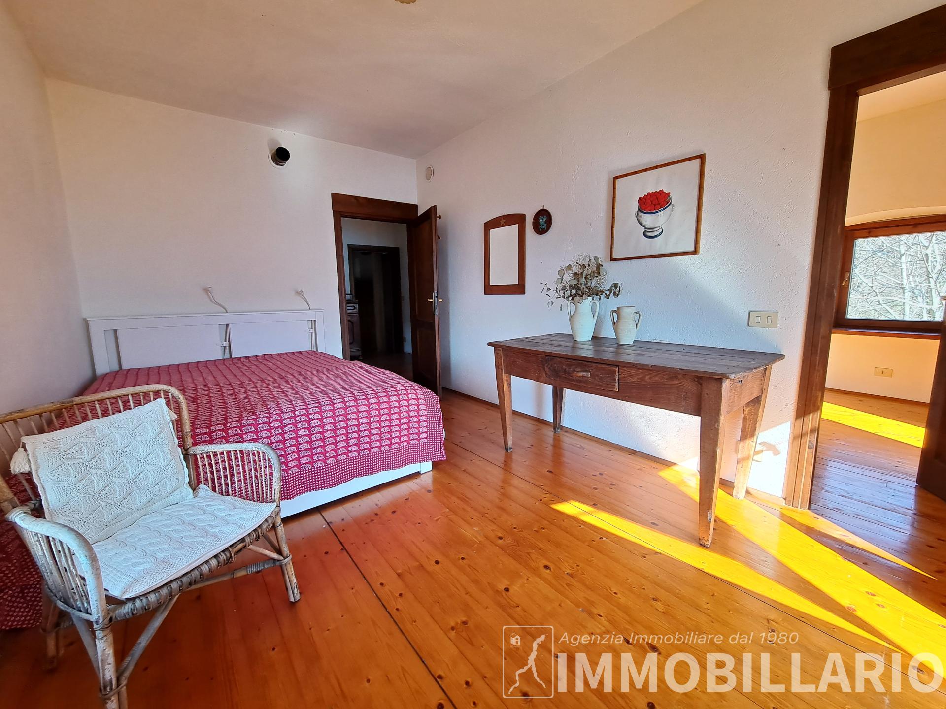 Casale con giardino Vercana 10
