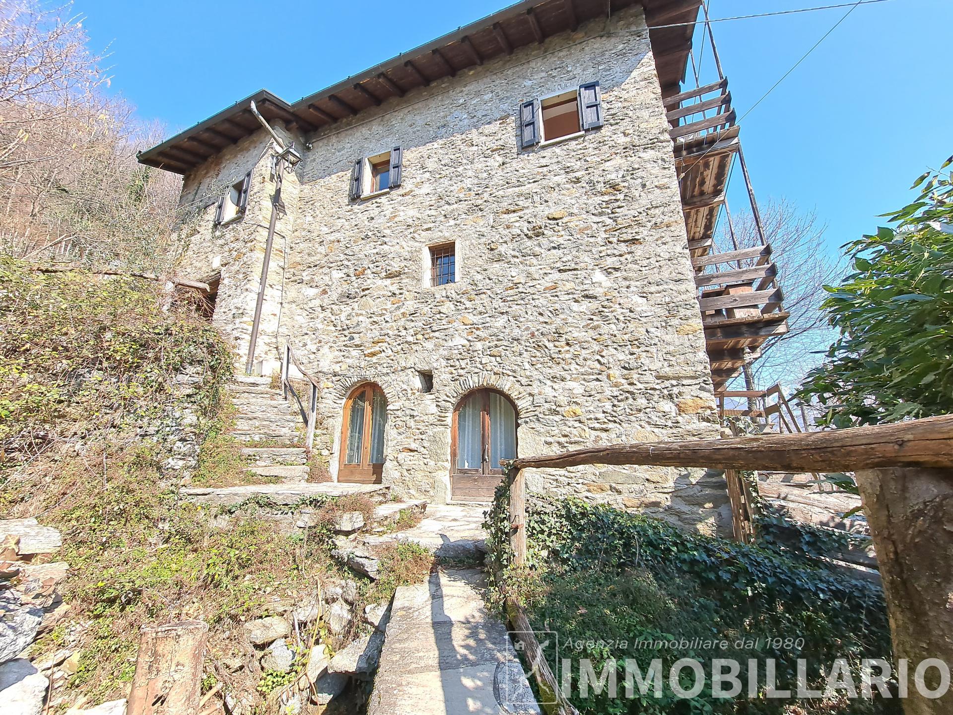 Casale con giardino Vercana 13