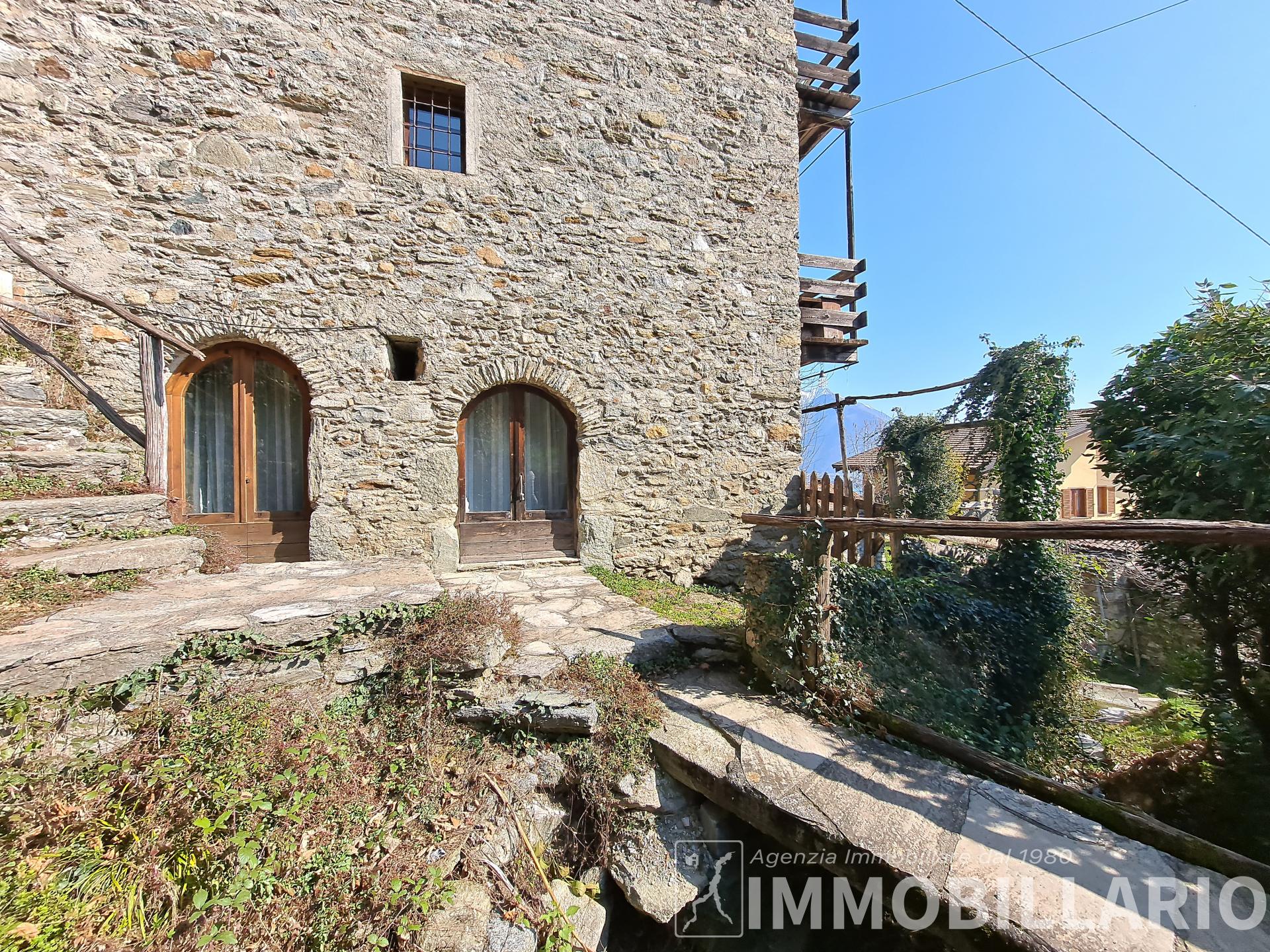 Casale con giardino Vercana 14