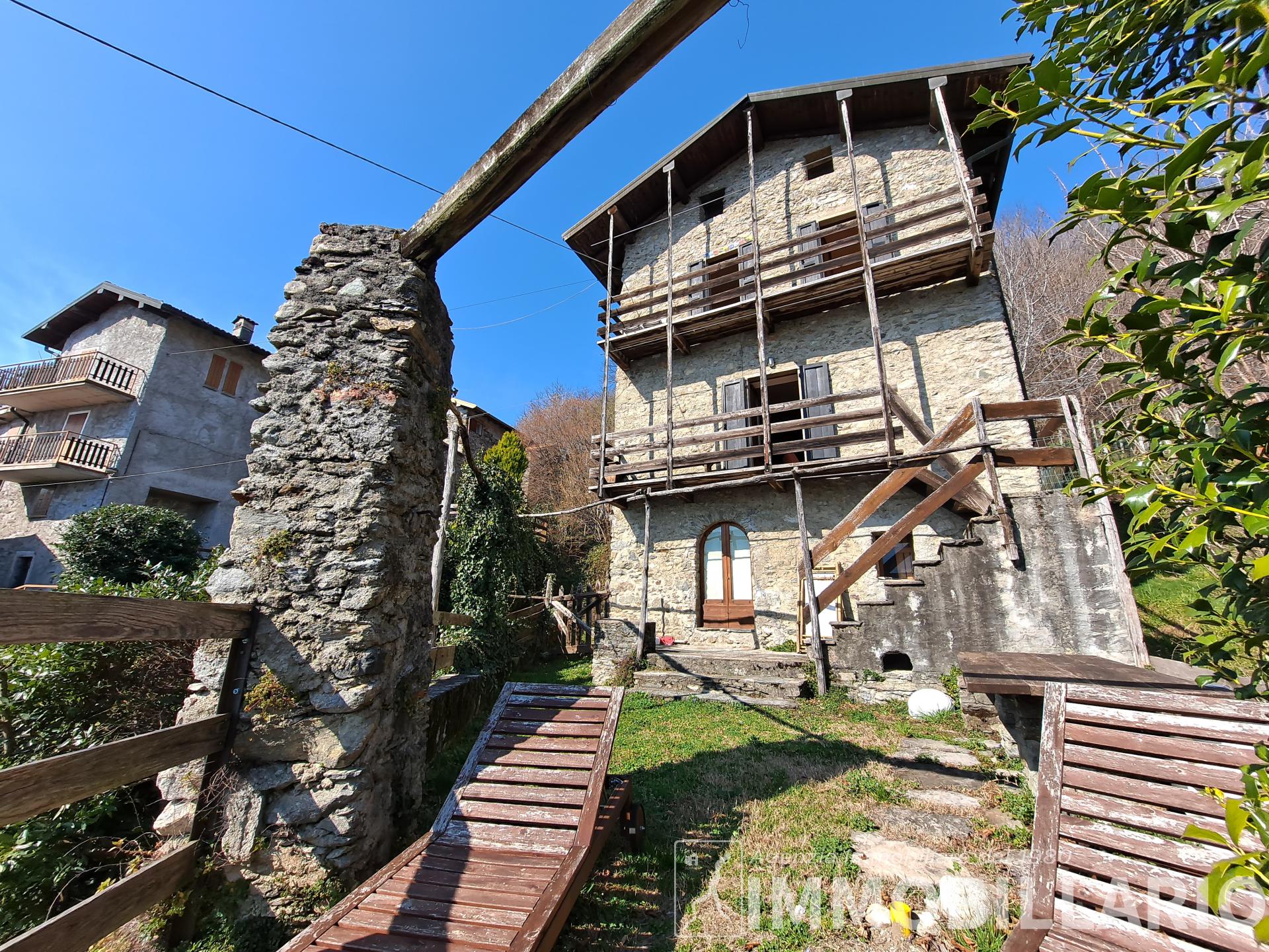 Casale con giardino Vercana 15