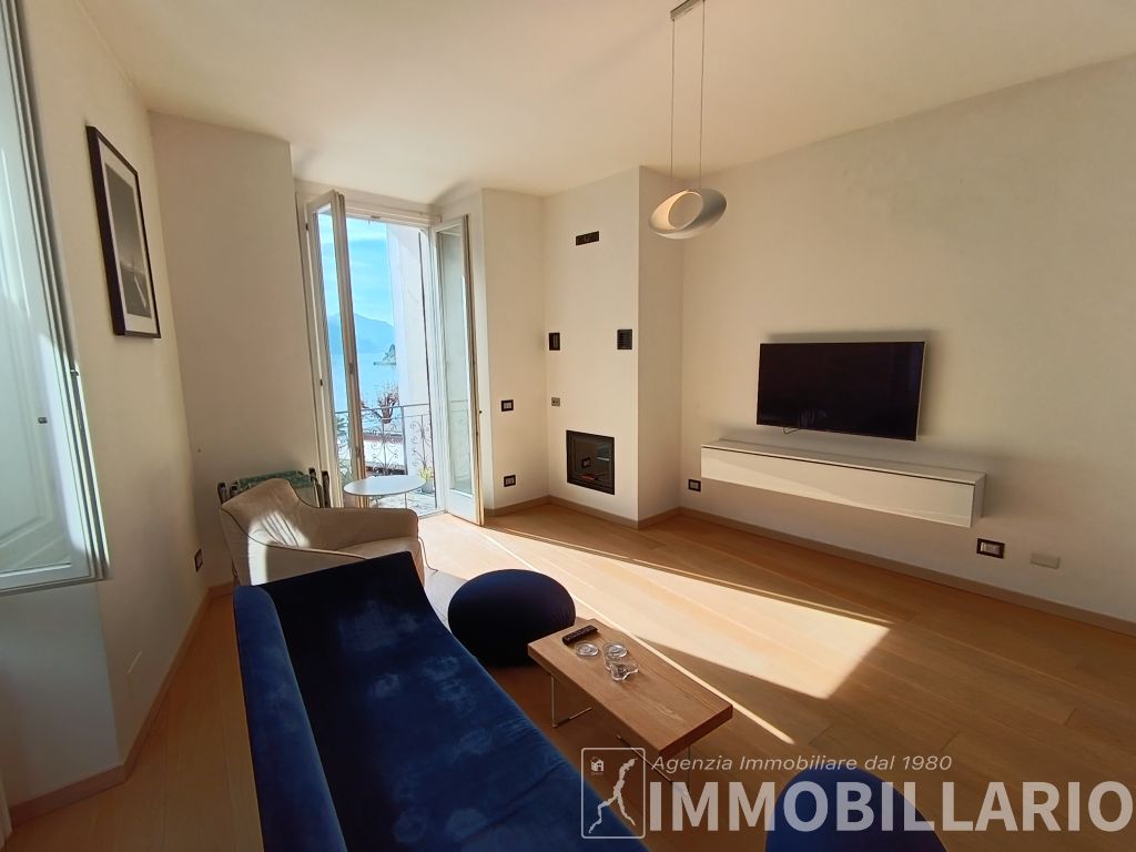 Appartamento con balcone  vista lago in centro 