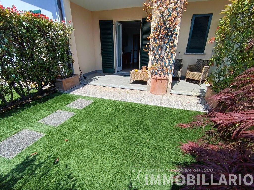  VACANZE SUL LAGO...BILOCALE CON  GIARDINO  E PISCINA